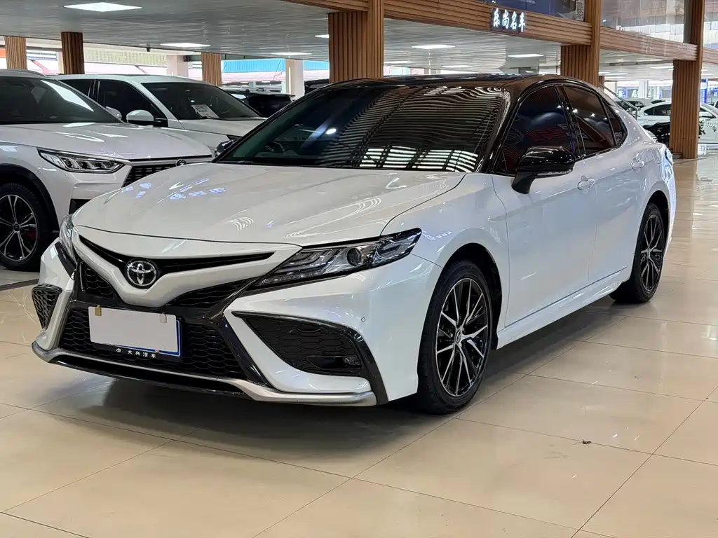 Toyota Camry 2024 — фото 1