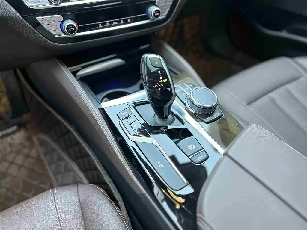 BMW 5 Series 2019 — фото 8