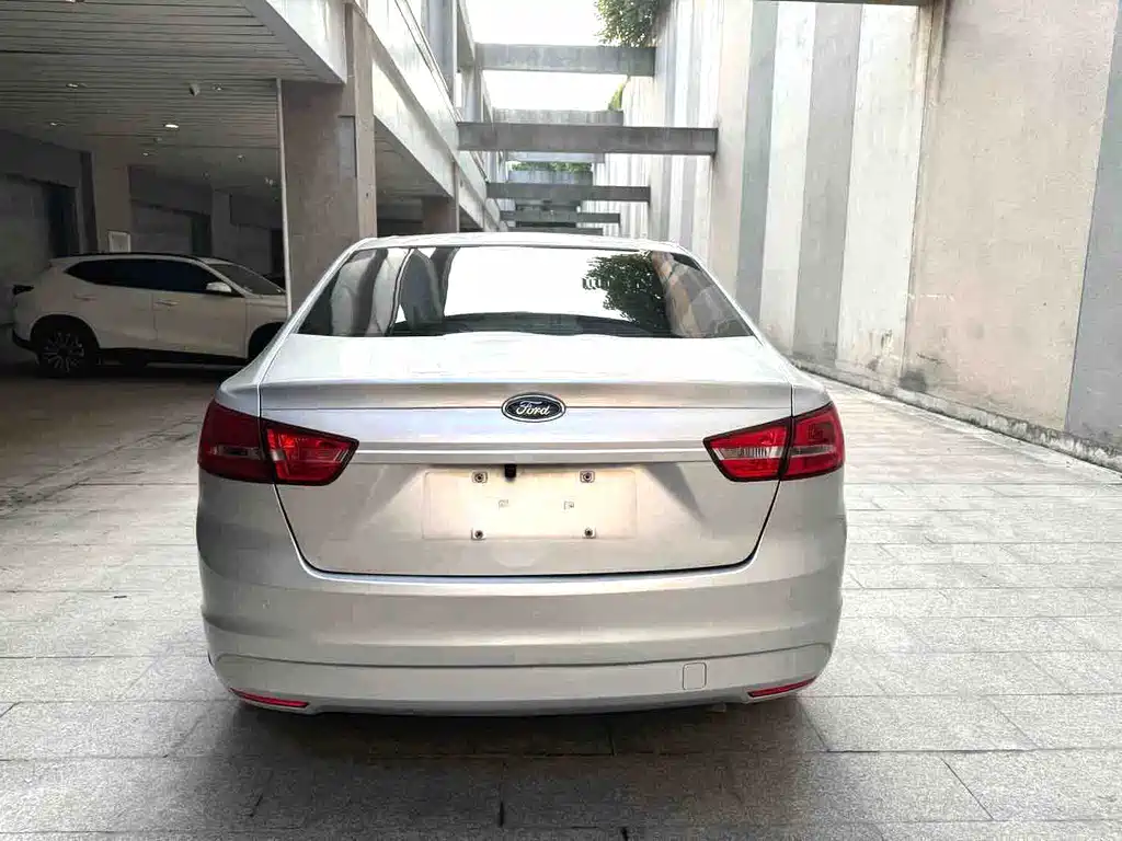 Ford Escort 2015 — фото 10
