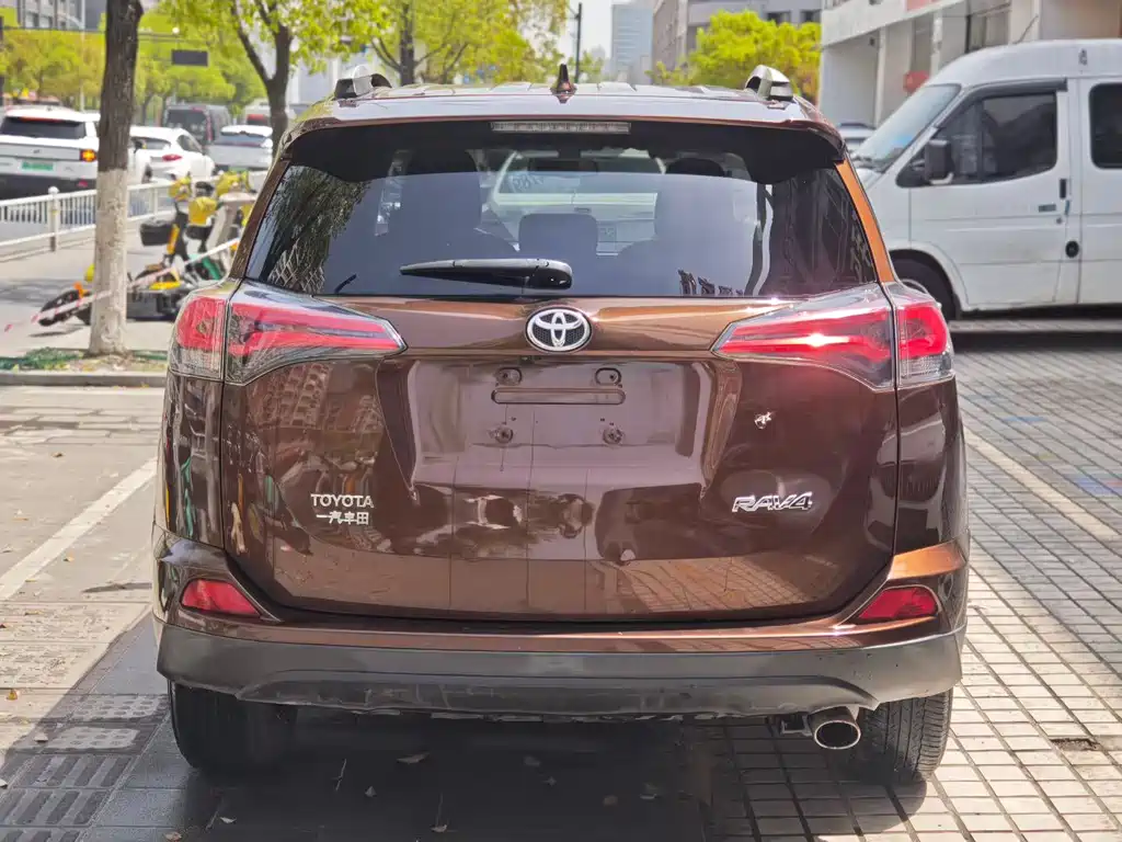 Toyota RAV4 2018 — фото 5