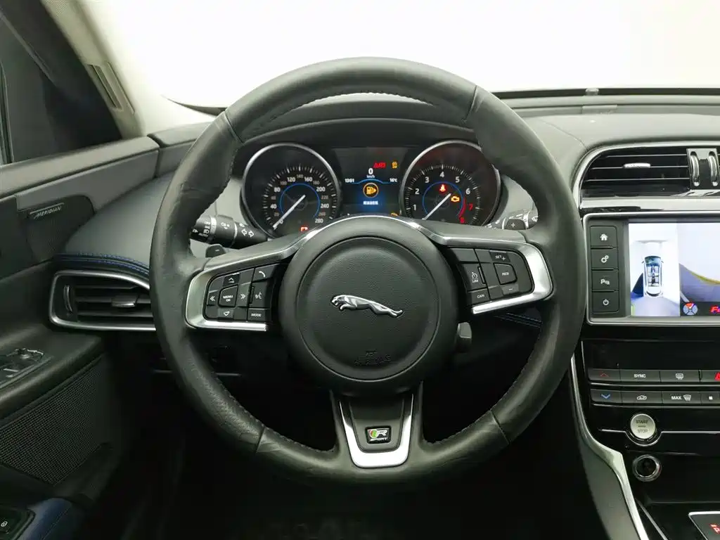Jaguar XE 2017 — фото 11