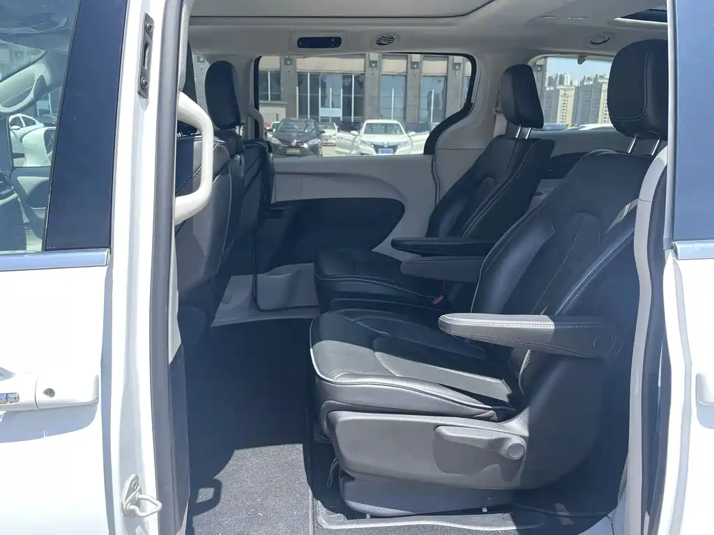 Chrysler Grand Voyager PHEV 2025 — фото 11