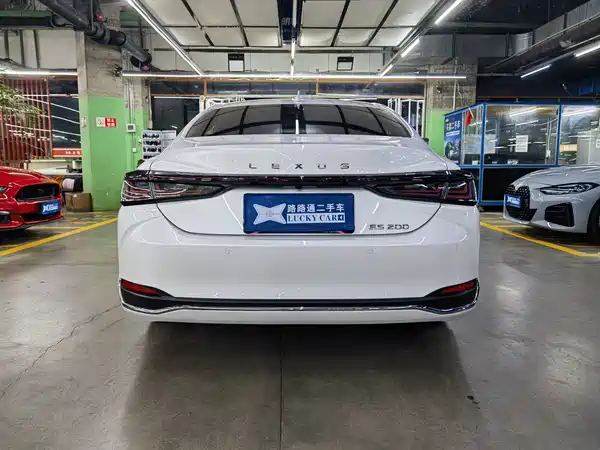 Lexus ES 2025