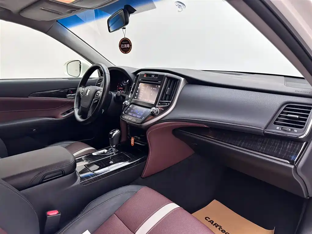 Toyota Crown 2017 — фото 11