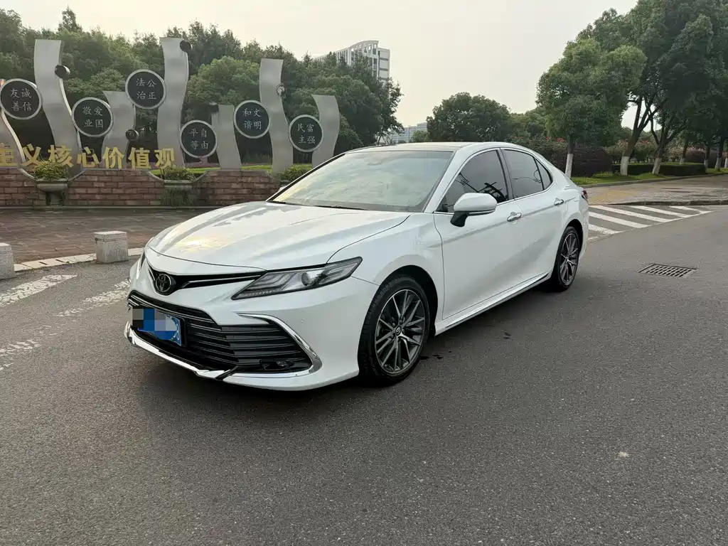 Toyota Camry 2022 — фото 1