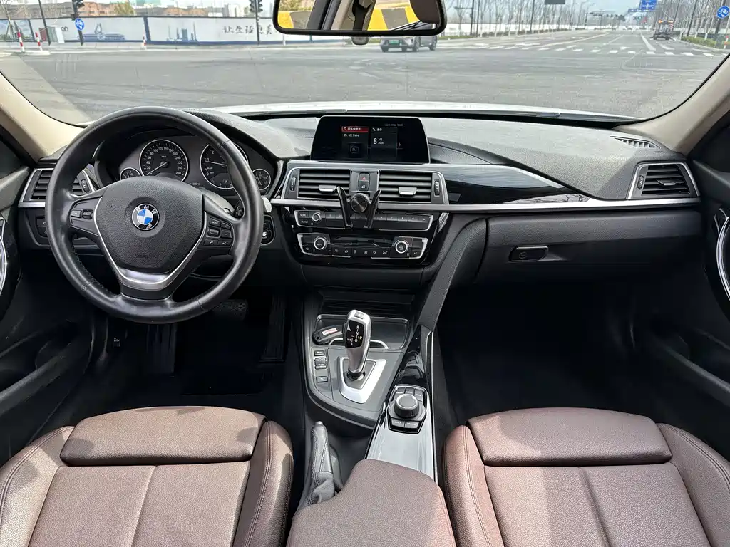 BMW 3 Series 2018 — фото 9