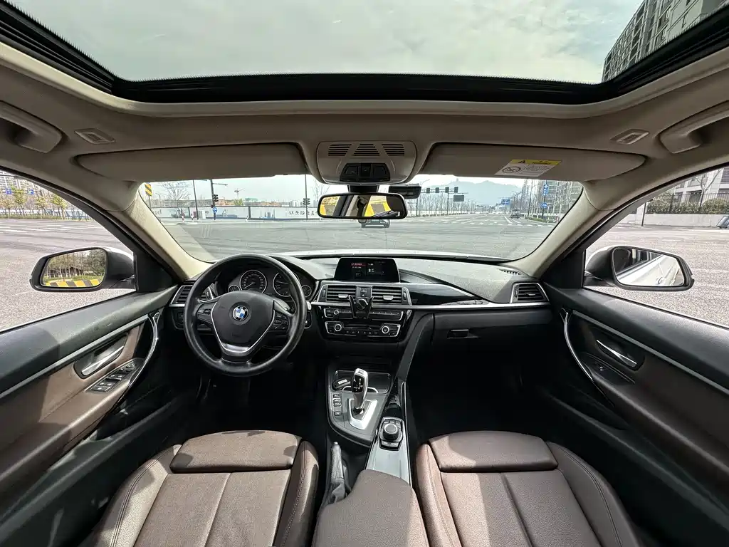 BMW 3 Series 2018 — фото 16