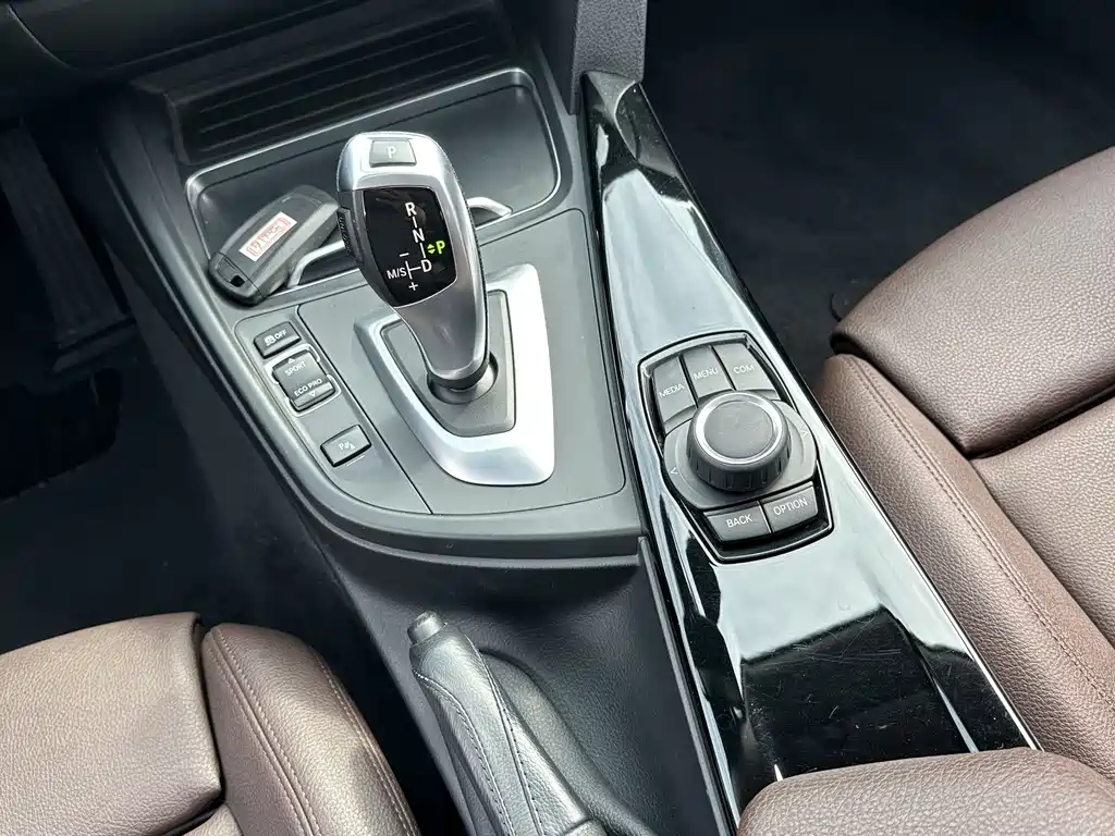 BMW 3 Series 2018 — фото 19