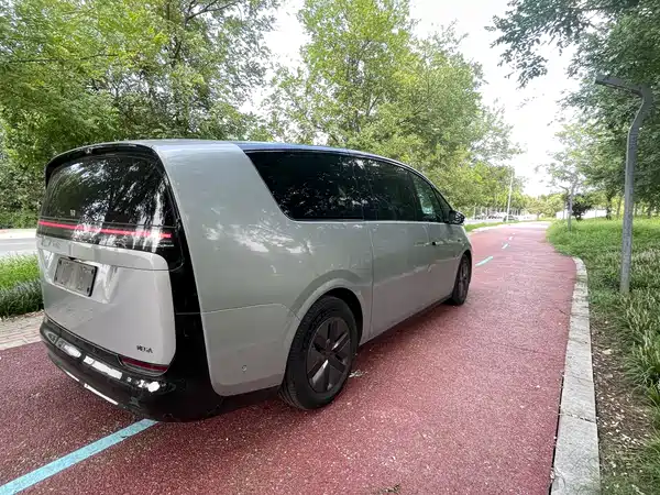 Li Auto MEGA 2025