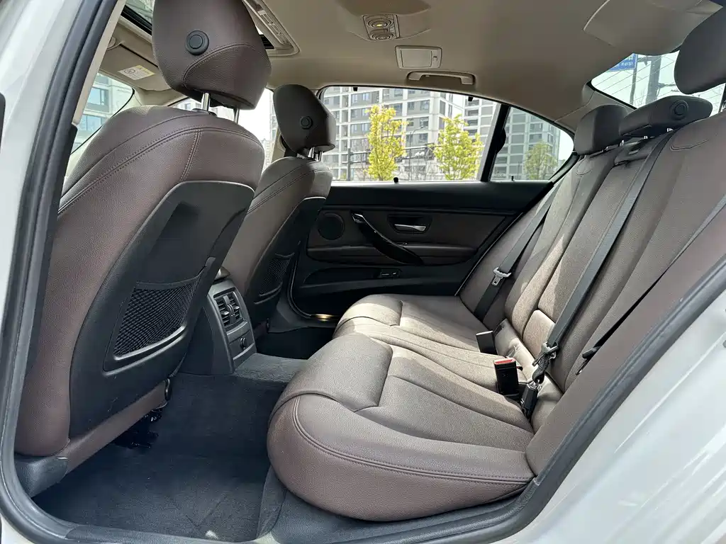 BMW 3 Series 2018 — фото 10