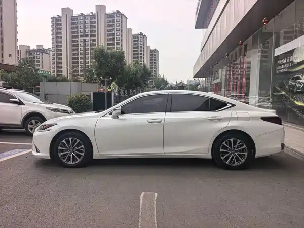 Lexus ES 2023