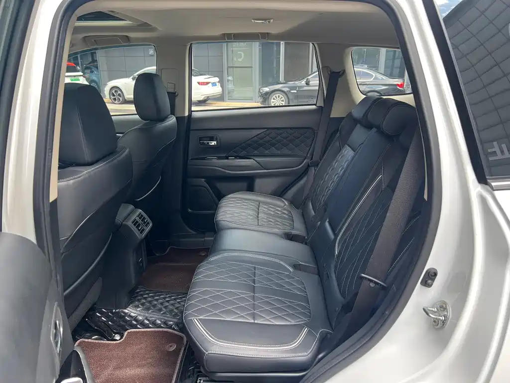 Mitsubishi Outlander 2020 — фото 13