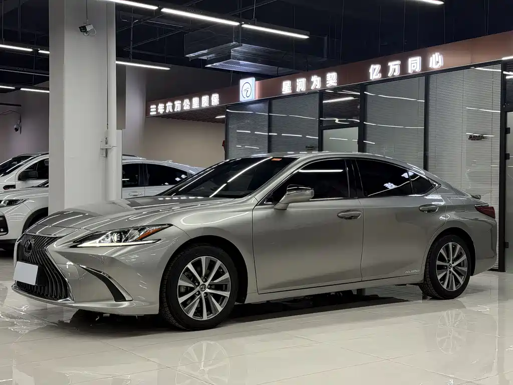 Lexus ES 2020 — фото 1