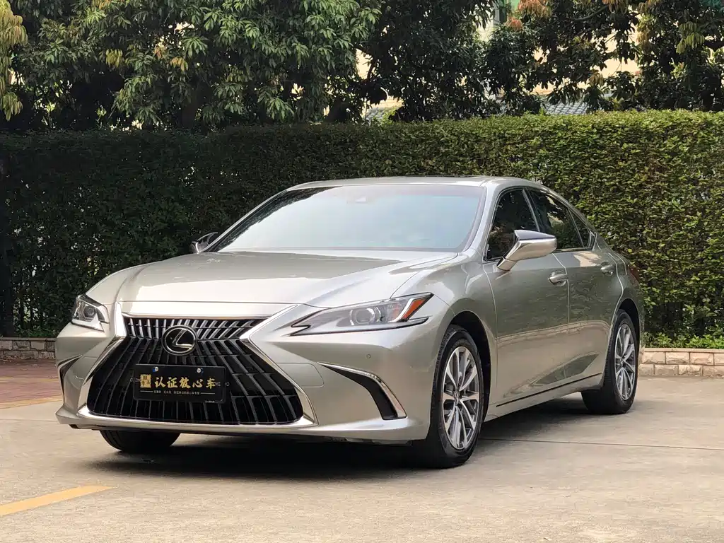 Lexus ES 2022 — фото 1