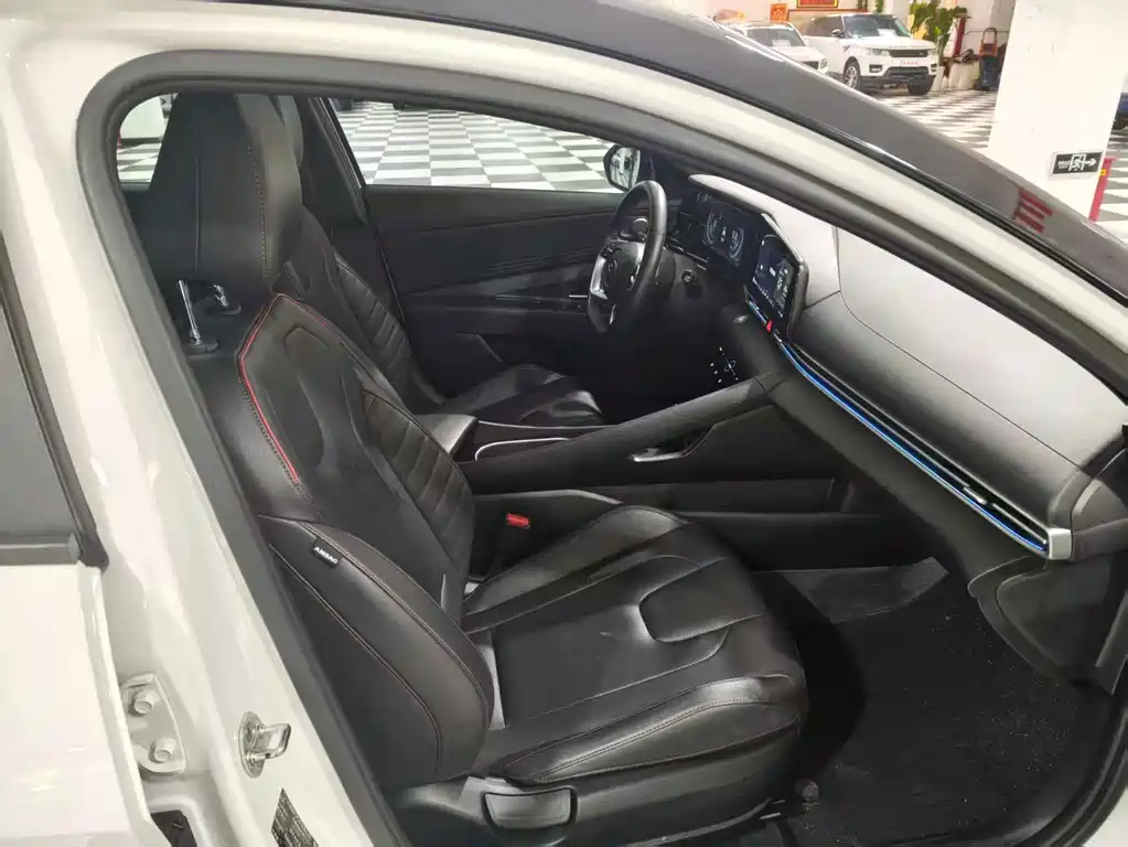 Hyundai Elantra 2023 — фото 18