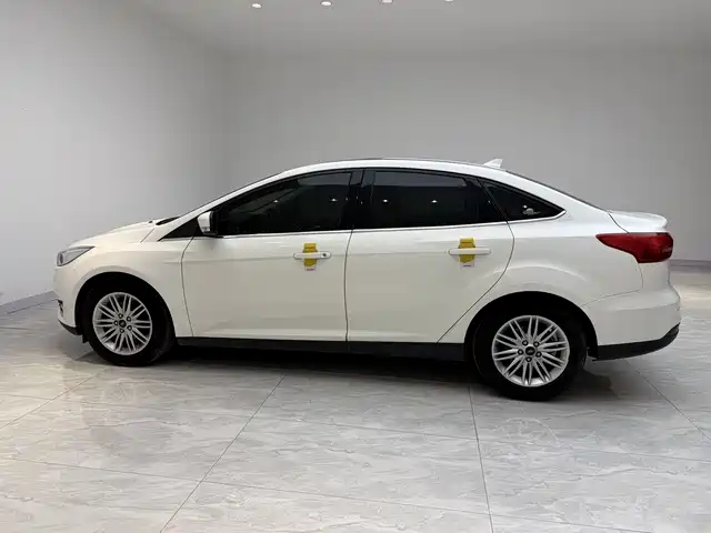 Ford Focus 2018 — фото 3