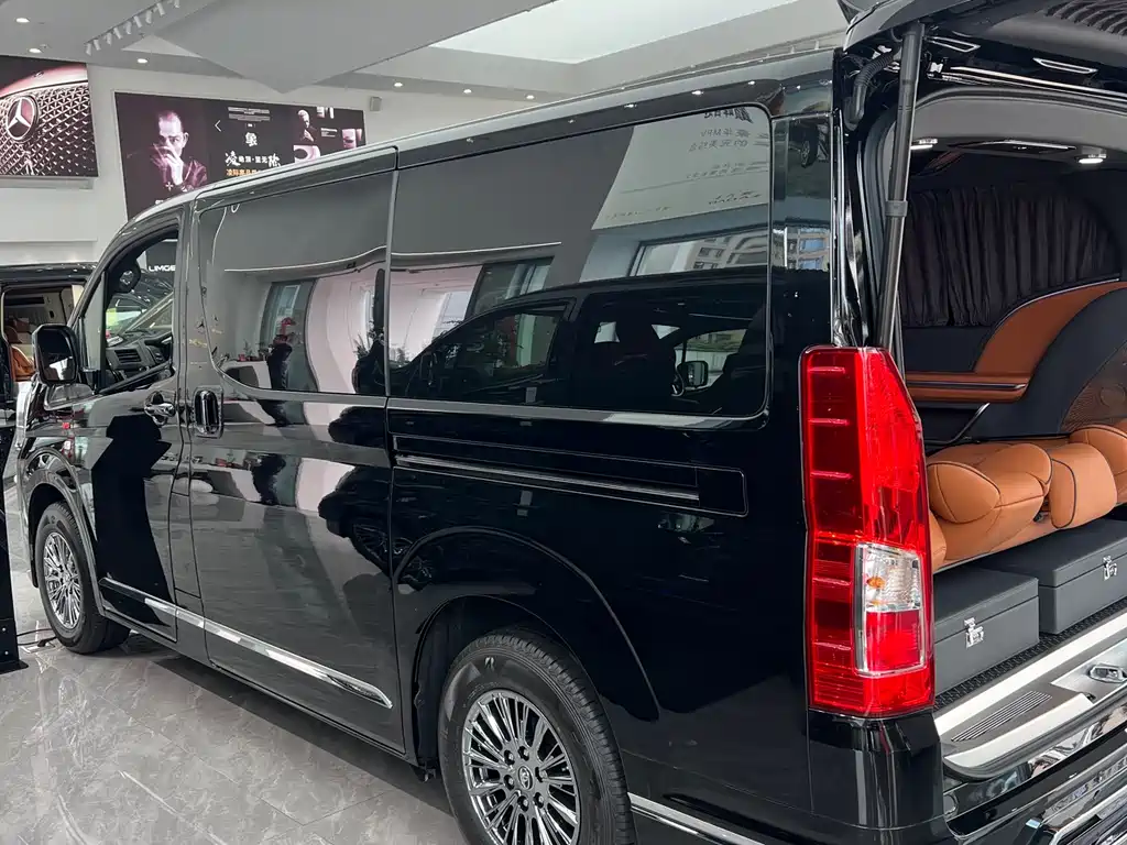 Toyota Hiace — фото 19