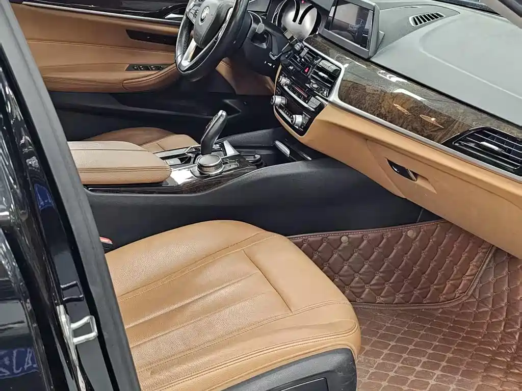 BMW 5 Series 2019 — фото 12