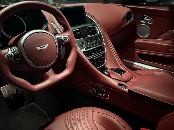 Aston Martin DB11 2023