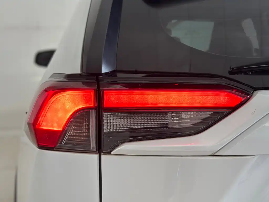 Toyota RAV4 2021 — фото 19