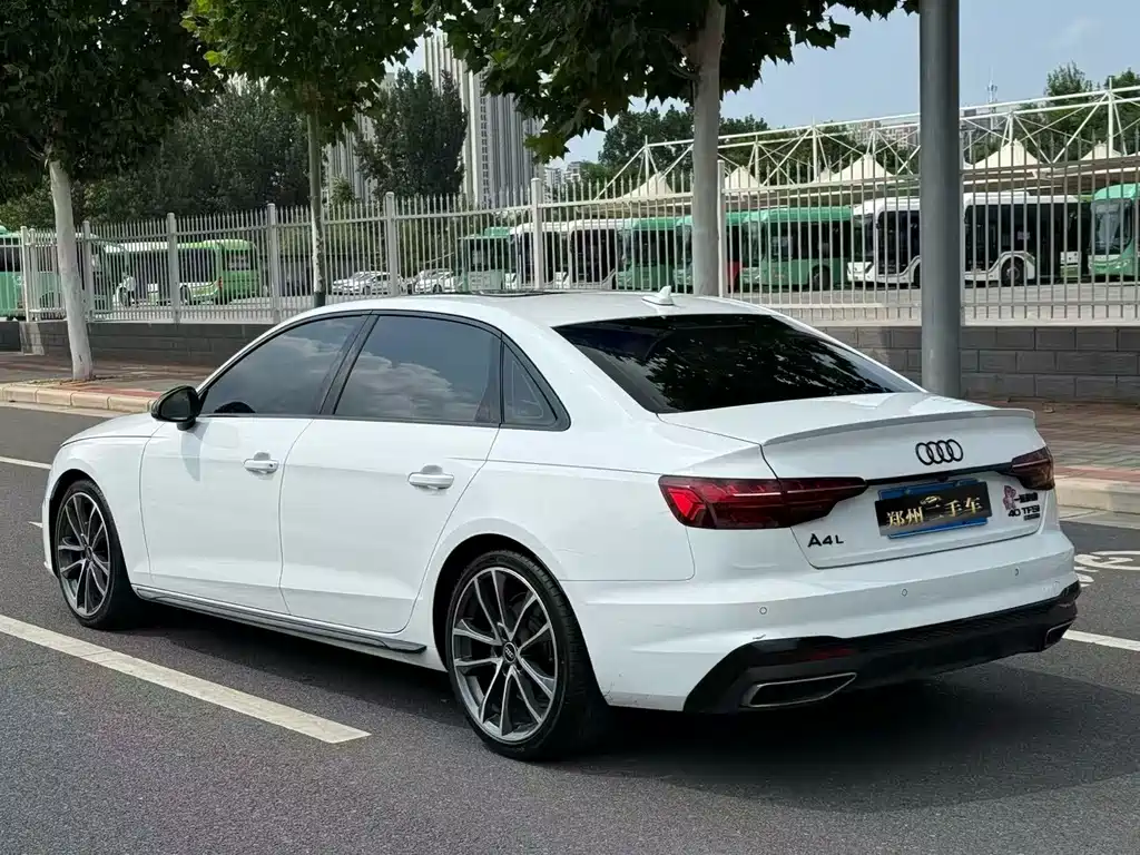 Audi A4L 2023 — фото 21
