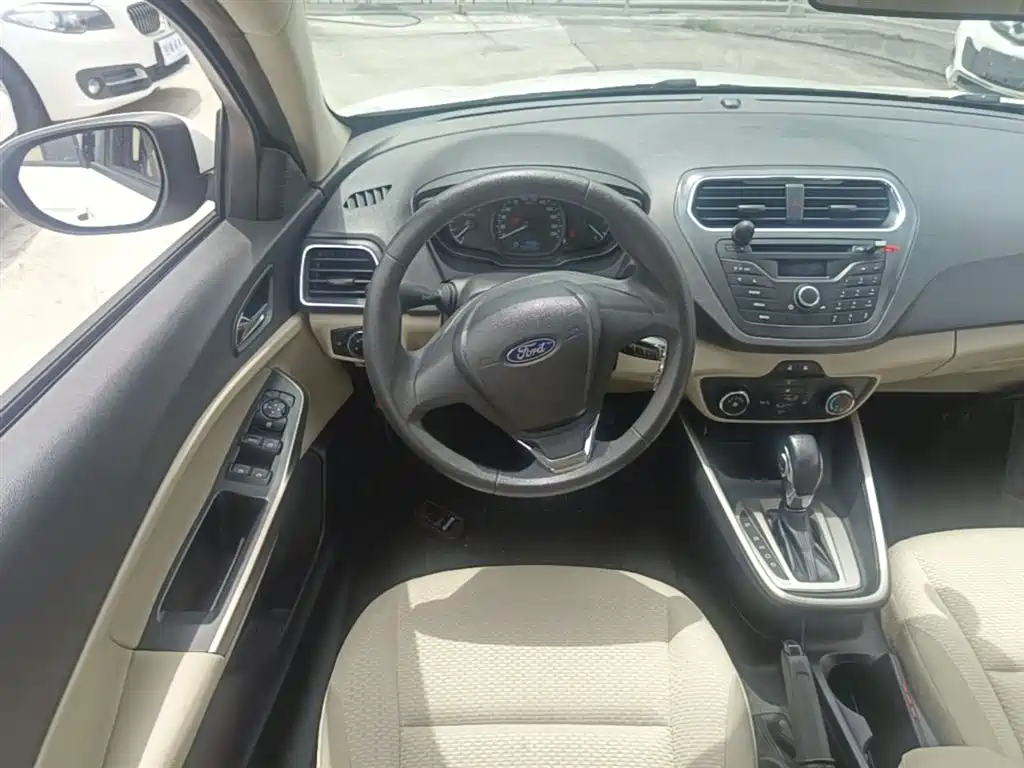 Ford Escort 2018 — фото 11