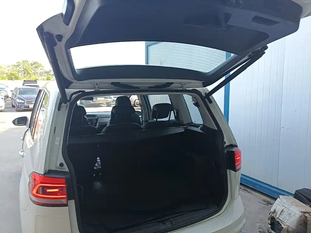 Volkswagen Touran 2017 — фото 19