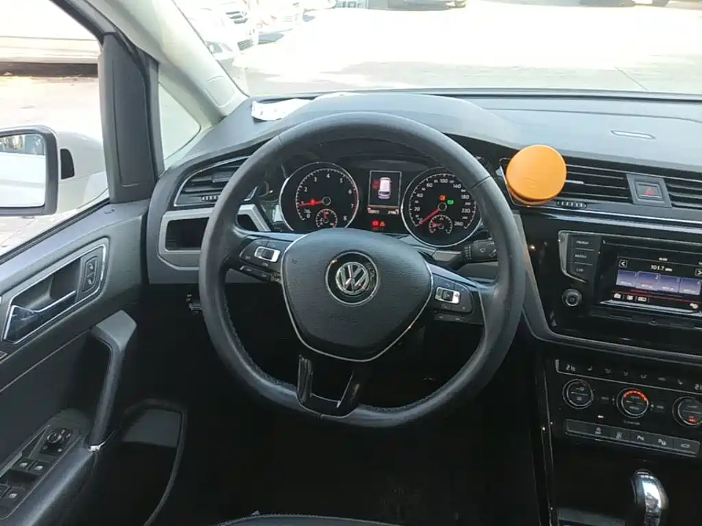 Volkswagen Touran 2017 — фото 11