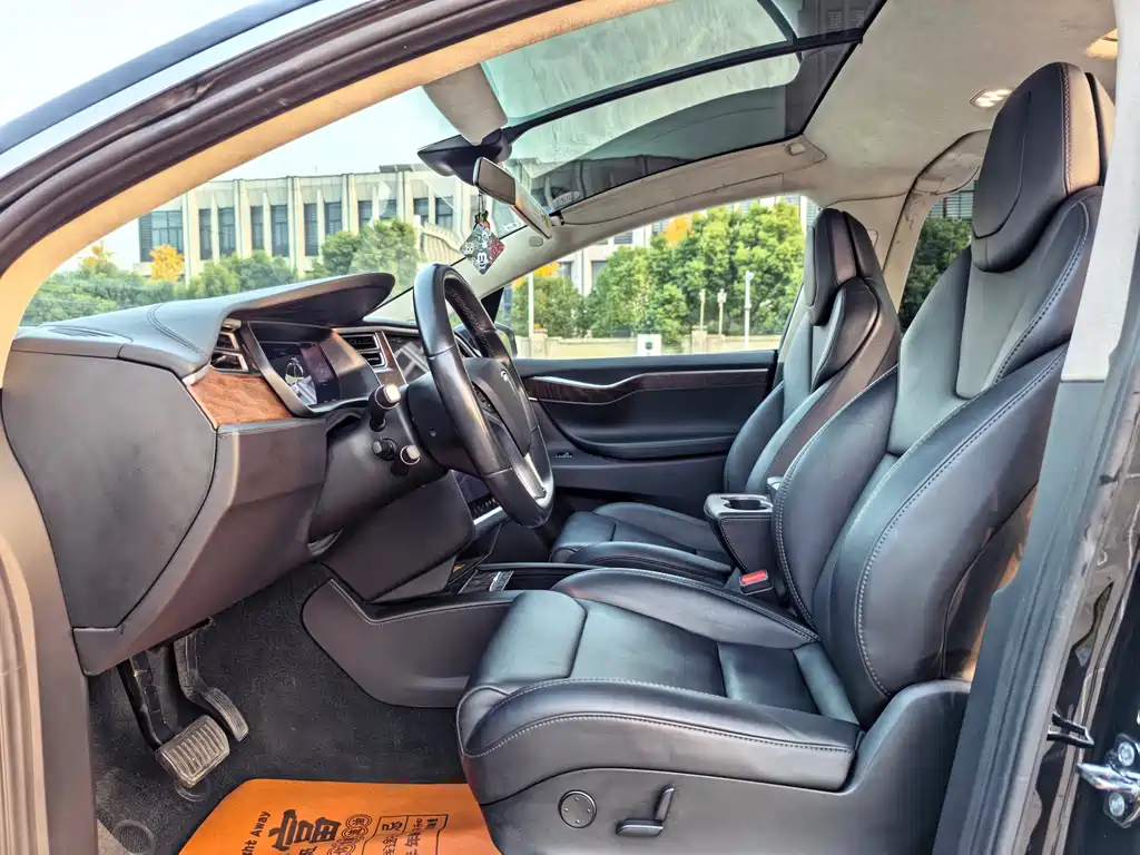 Tesla Model X 2018 — фото 12