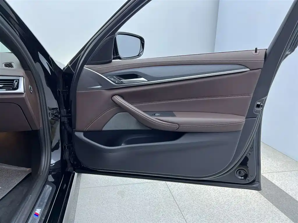 BMW 5 Series 2023 — фото 16