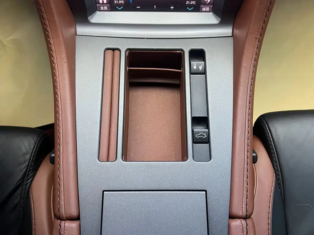 Aston Martin V8 Vantage 2012 — фото 20