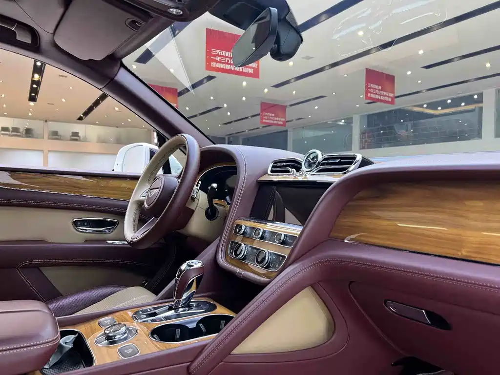 Bentley Bentayga 2021 — фото 15