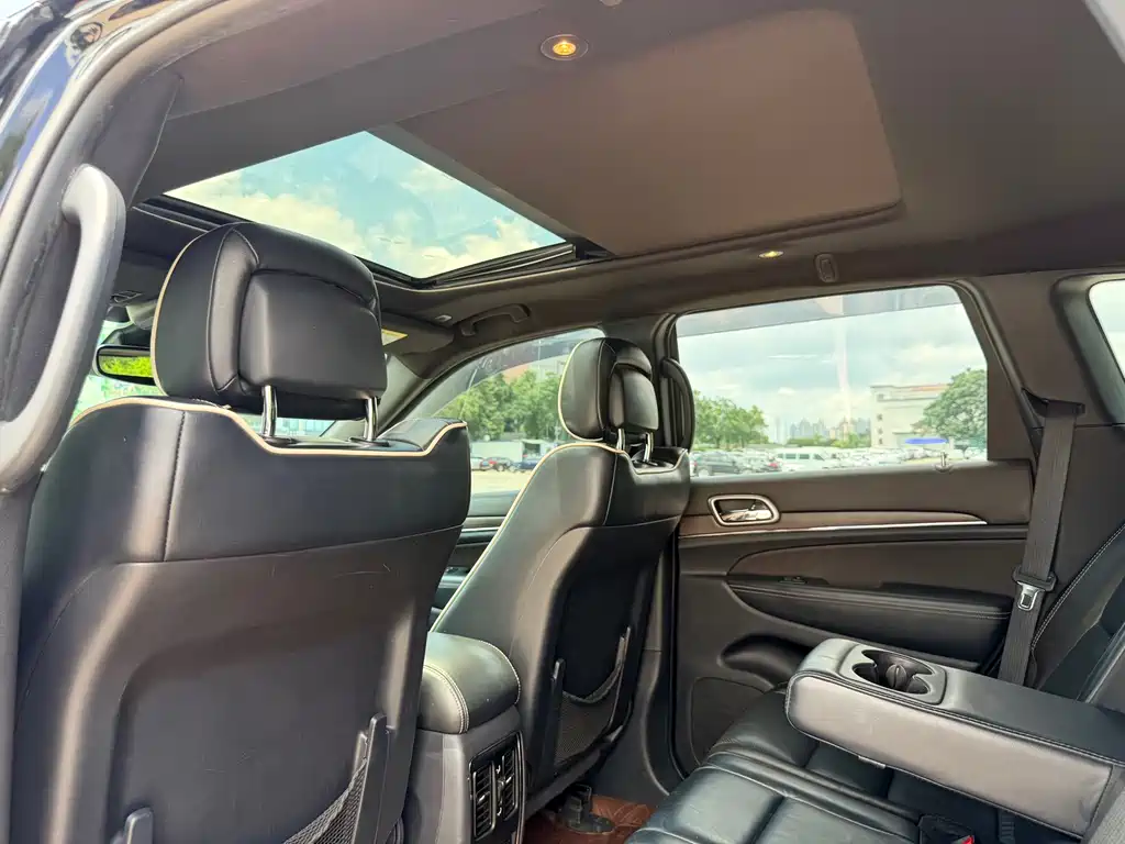 Jeep Grand Cherokee 2017 — фото 16