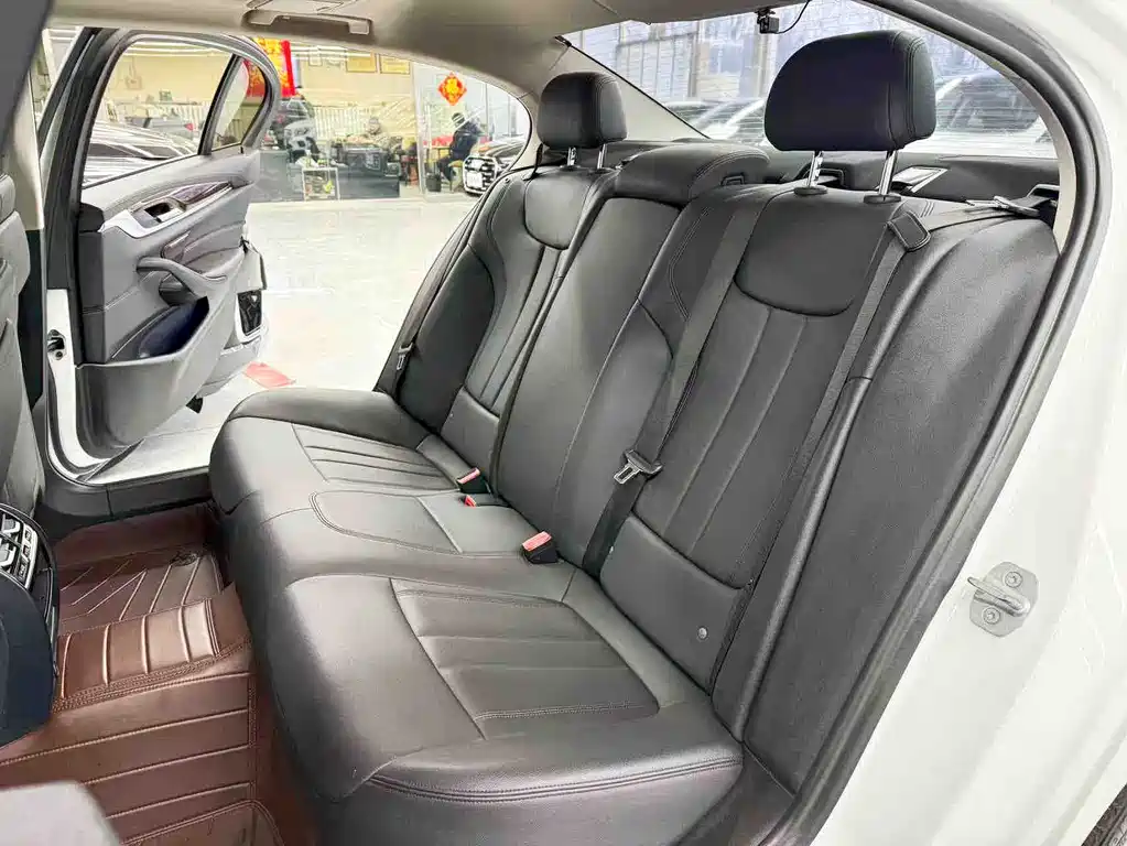 BMW 5 Series 2018 — фото 13