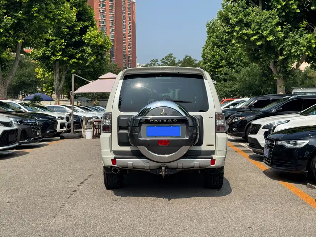 Mitsubishi Pajero 2016