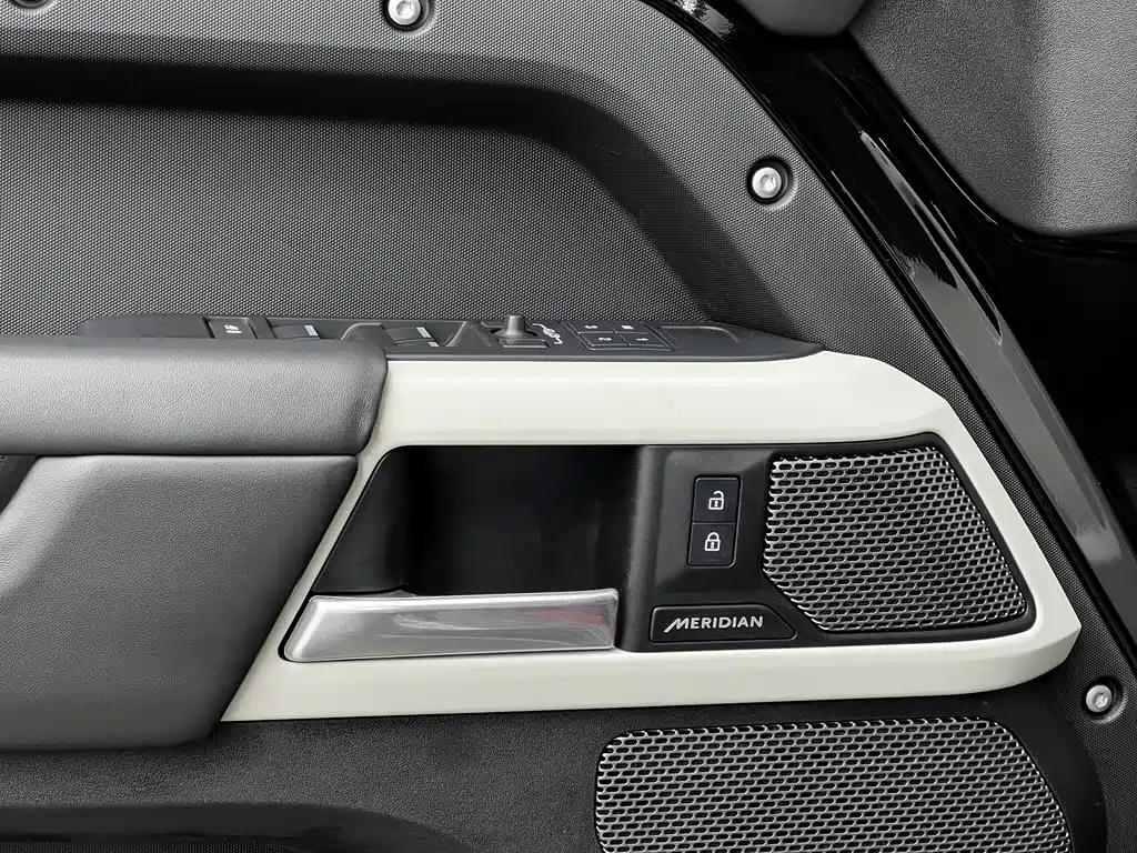 Land Rover Defender 2024 — фото 12