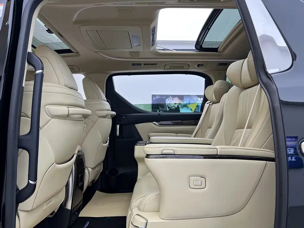 Toyota Vellfire 2022 — фото 8