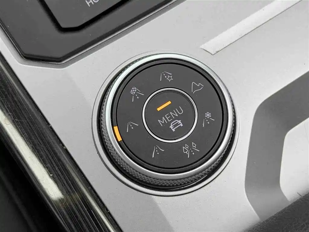 Volkswagen Touareg 2023 — фото 14