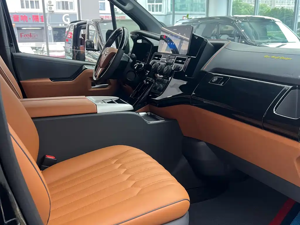 Toyota Hiace — фото 7