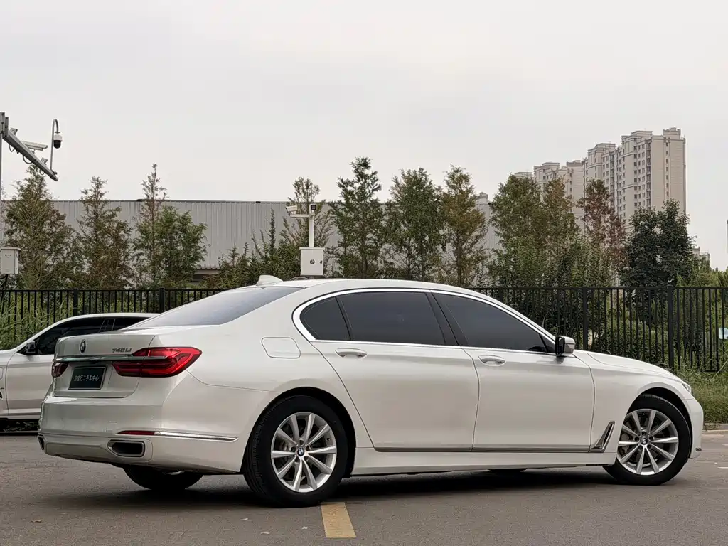 BMW 7 Series 2017 — фото 31