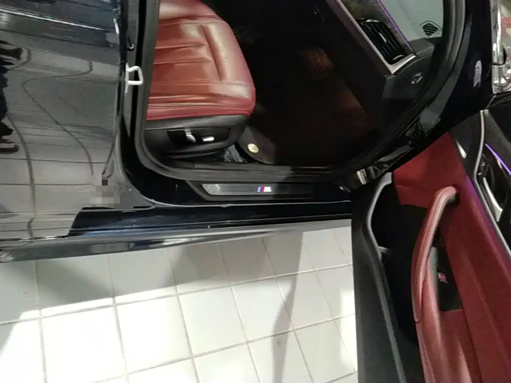 BMW 5 Series 2018 — фото 11
