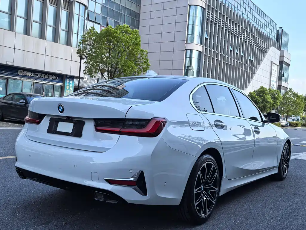 BMW 3 Series 2019 — фото 16
