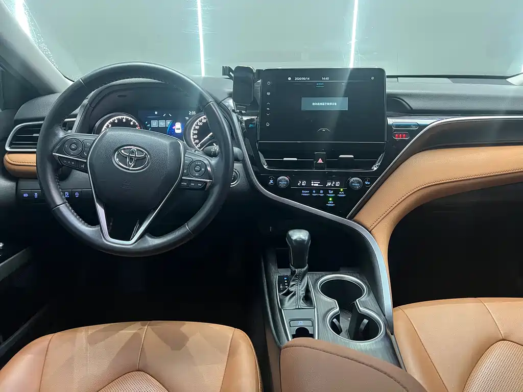 Toyota Camry 2023 — фото 6