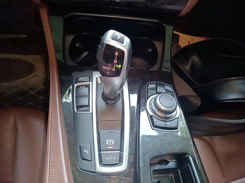 BMW 5 Series 2015 — фото 14