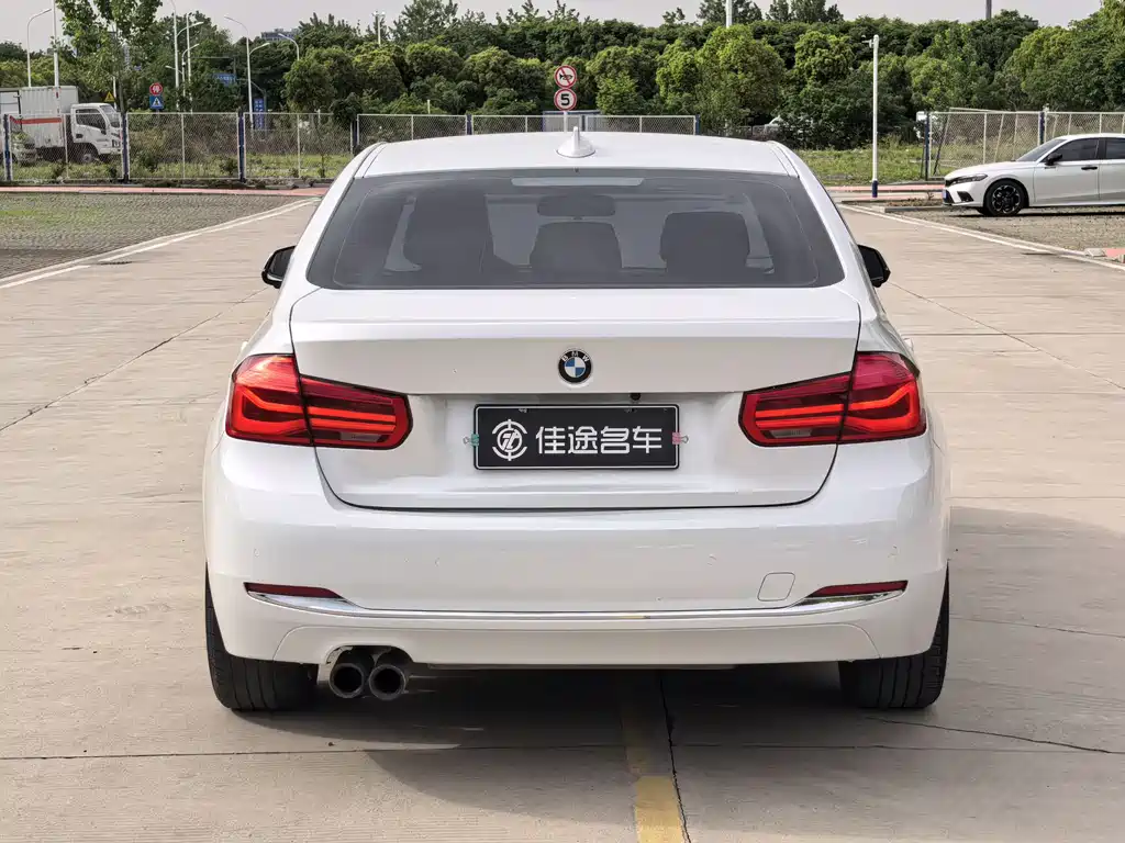 BMW 3 Series 2018 — фото 12