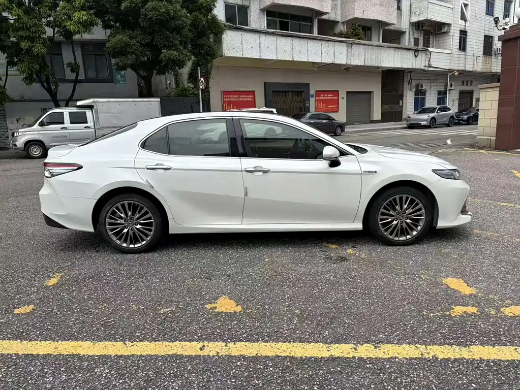 Toyota Camry 2018 — фото 4