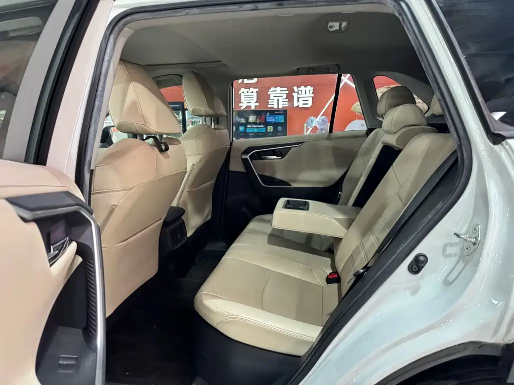 Toyota RAV4 2021 — фото 14