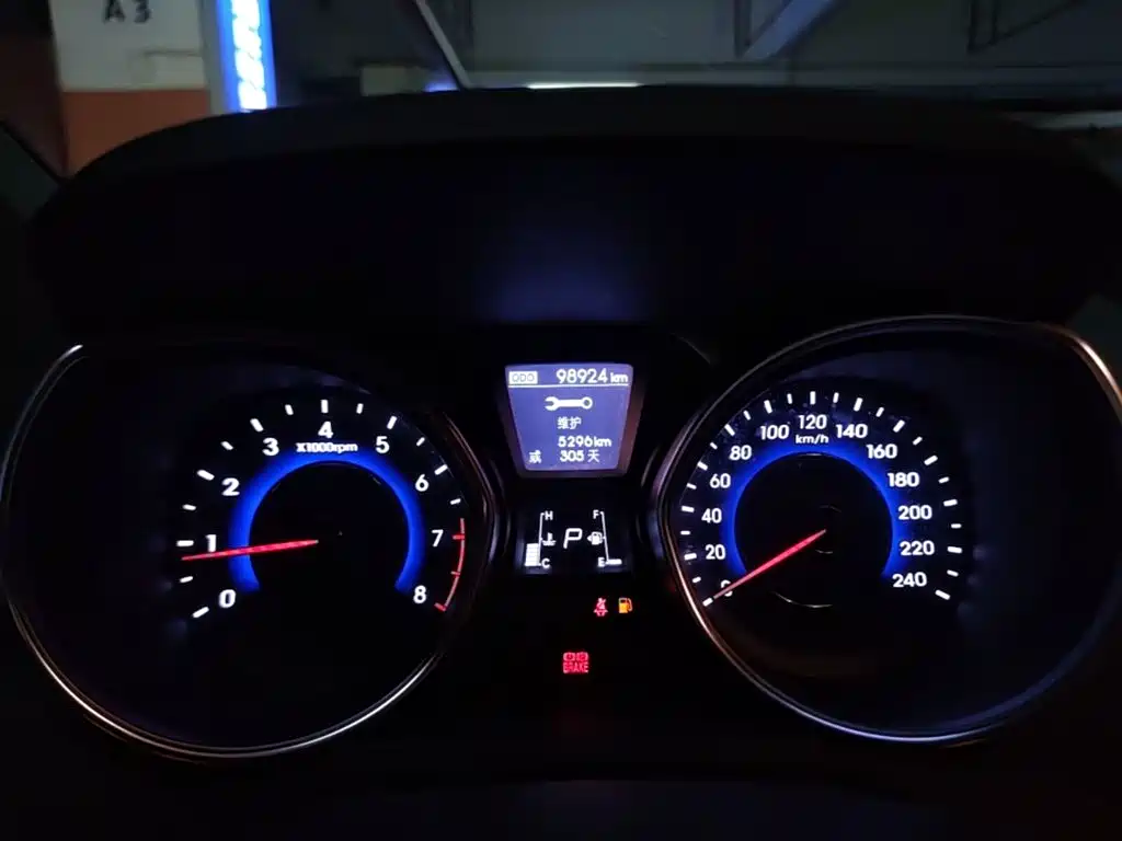 Hyundai Elantra 2018 — фото 12