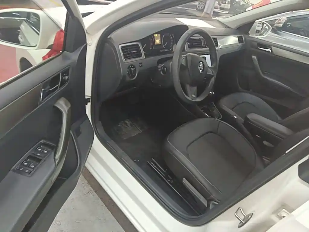Skoda Rapid Spaceback 2017 — фото 16