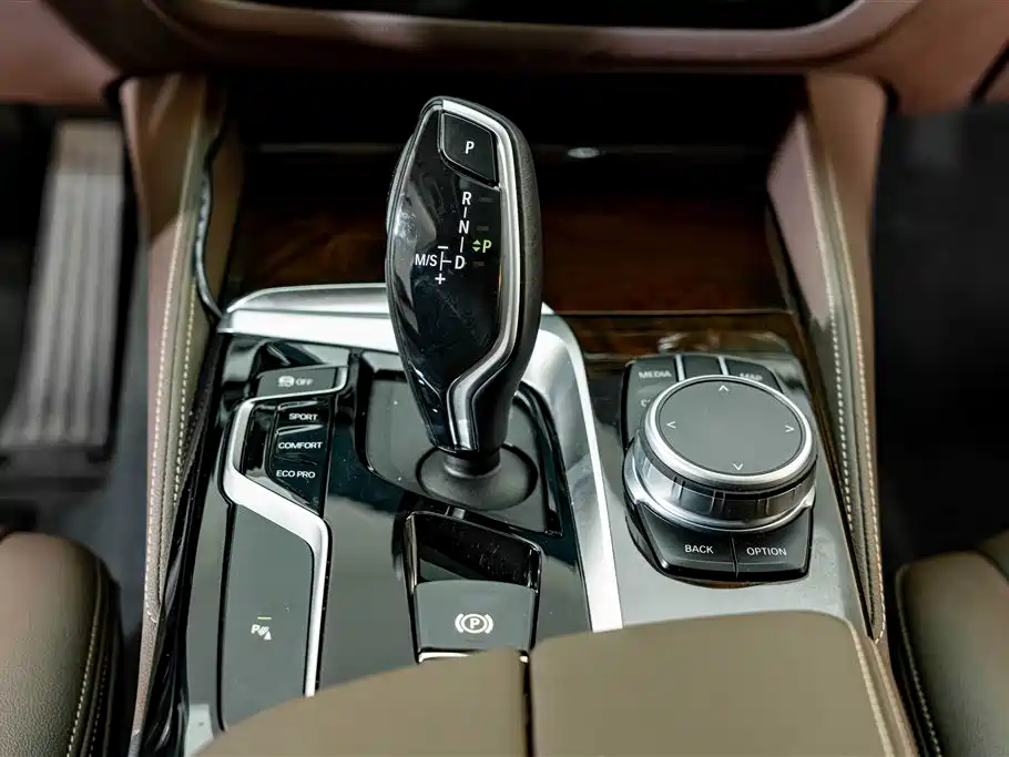 BMW 5 Series 2019 — фото 14